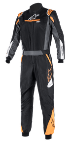 Alpinestars Atom FIA Graphic Suit, zwart en antraciet met oranje fluo accenten, eendelig FIA-gecertificeerd autoracepak, hoge kraag, ASTARS-branding op de mouwen, professionele uitrusting voor autosport en circuitcompetitie