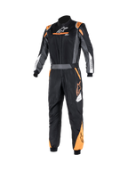 Alpinestars Atom Graphic-pak, eendelig FIA-autoracepak in zwart, antraciet en fluo oranje, vooraanzicht met vlamwerende aramideconstructie, riem in de taille en ASTARS-branding.