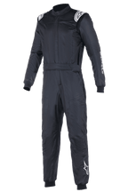 Combinaison Alpinestars Atom FIA, combinaison de course automobile noire, conception monopièce avec logos Alpinestars blancs sur les épaules et la jambe gauche, col haut avec poignets côtelés et ceinture à la taille, équipement professionnel de sport automobile et de course