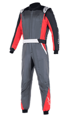 Alpinestars Atom FIA racepak, professioneel autoracingpak, antracietgrijs met rode en zwarte panelen, witte schouderepauletten en logo-branding, tweelaagse constructie voor bescherming tegen hitte en vlammen