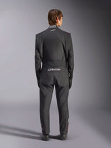 Alpinestars GP Tech V4 Suit, combinaison de sport automobile, noir et blanc, vue arrière présentant le logo Alpinestars blanc et l'homologation FIA sur le col, coupe ergonomique pour la protection des pilotes professionnels