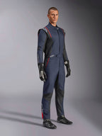 Alpinestars GP Tech V4 Suit, eendelig autoracepak, navyblauw, zwart en rood, gedragen door een model met zwarte racehandschoenen en laarzen, voorzien van zwarte panelen en rode biezen, professionele motorsportuitrusting.