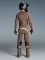 Tenue Alpinestars Supertech Air Or Édition Limitée, maillot en mesh perforé et pantalon motocross aux accents dorés, vue de dos.