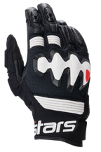 Alpinestars Halo leren handschoenen, adventure motorhandschoenen, zwart en wit, voorzien van een grote witte overgeïnjecteerde knokkelbeschermer, geperforeerde leren panelen voor luchtstroom en een korte manchet met opvallende witte branding.