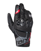 Gants Alpinestars Belize V3 Drystar, gants de moto adventure à manchette courte, noirs avec des détails rouges et gris, dotés d'une protection de jointures rigide à motif hexagonal, de panneaux en cuir perforé et du marquage « ADVENTURE » au poignet.