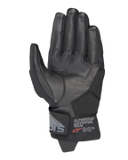 Gants Alpinestars Corozal V3 Drystar®, noir, vue du côté de la paume montrant la construction en cuir avec empiècements renforcés, manchette courte avec marquage Alpinestars Adventure Tech, bouts des doigts compatibles avec les écrans tactiles, équipement moto d'aventure durable toutes saisons.