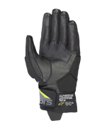 Alpinestars Corozal V3 Drystar® Handschuhe, Schwarz, Dunkelgrau und Gelb Fluo, Handflächenansicht mit Lederkonstruktion und synthetischen Verstärkungen, Touchscreen-kompatible Fingerspitzen und Alpinestars Adventure Tech Branding an der kurzen Stulpe.