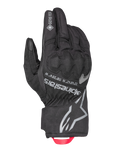 Alpinestars Crestone GORE-TEX geïsoleerde handschoenen, zwarte motor toerhandschoenen, waterdichte en ademende textielen handrug, geïntegreerde knokkelbescherming, zilveren Alpinestars-logo en coördinaten, rode treklus