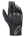 Alpinestars Hyde XT Drystar® XF handschoenen, zwarte motorhandschoenen, golvende visco-elastische knokkelbeschermer met rood accent, middellange manchet met zilveren sterlogo, waterdichte constructie van textiel en synthetisch suède, adventure touring uitrusting