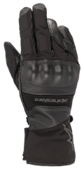 Alpinestars Range 2 In One GORE-TEX handschoen met Goregrip Tech, zwarte motorhandschoen, zicht op de rug van de hand met een gevormde knokkelbeschermer, constructie van leer en textiel, lange manchet met Alpinestars-branding, waterdichte adventure touring gear