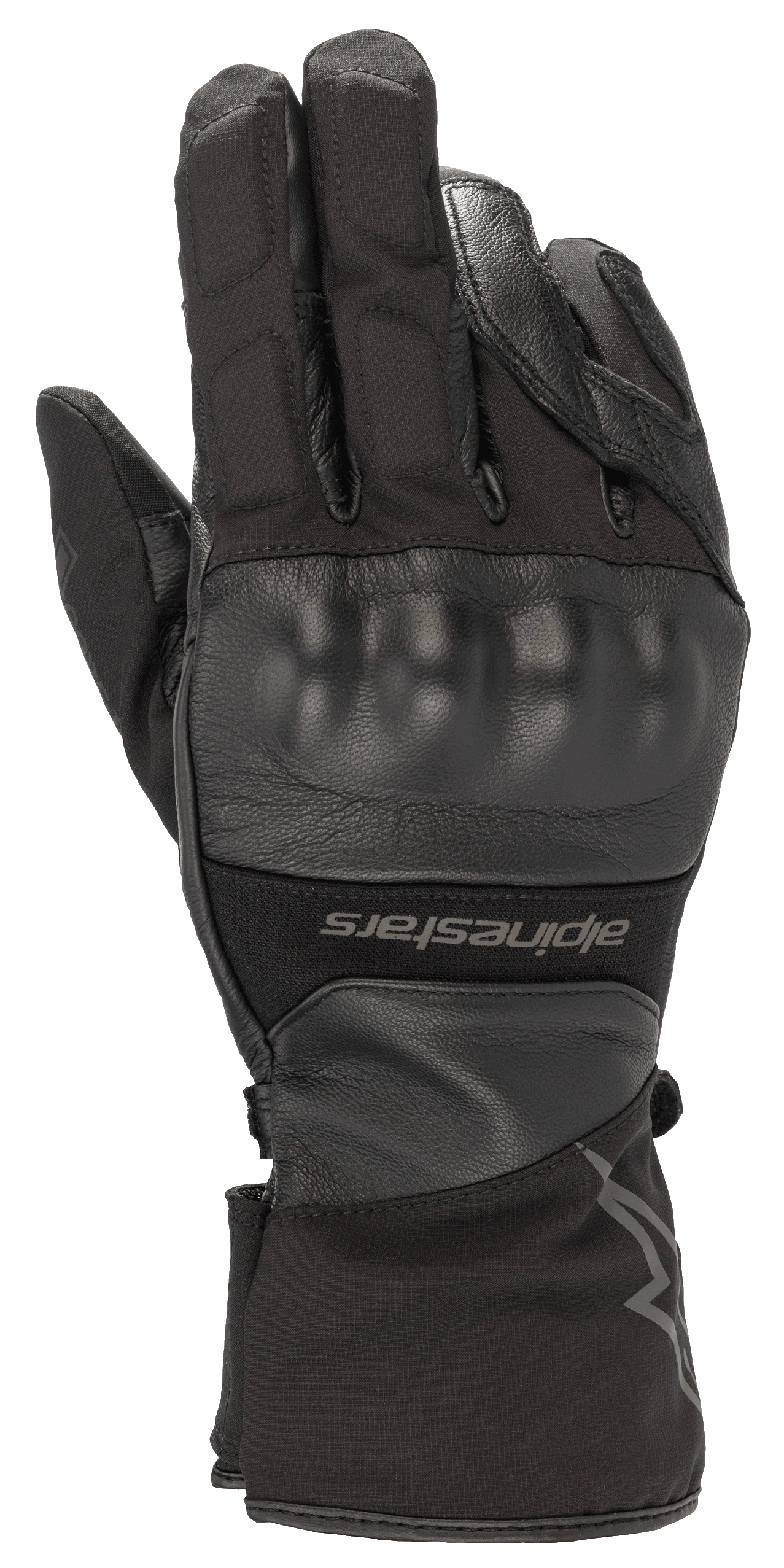 Alpinestars Range 2 In One GORE-TEX Handschuh mit Goregrip Tech, schwarzer Motorradhandschuh, Rückhandansicht mit geformtem Knöchelprotektor, Leder- und Textilkonstruktion, lange Manschette mit Alpinestars-Branding, wasserdichte Adventure-Touring-Ausrüstung