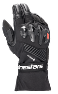 Alpinestars Boulder GORE-TEX motorhandschoenen, zwarte motorhandschoenen, harde knokkelbescherming met rood logo, GORE-TEX-branding, accordeon stretchpanelen, polsband met witte Alpinestars-branding, duurzame constructie van textiel en leer