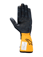 Gants Alpinestars Tech-1 Race V4, gants de course automobile, vue de la paume en noir et orange fluo, avec motif d'adhérence en silicone sur la paume et les doigts, manchette orange allongée avec étiquette d'homologation FIA et logo Astars