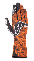 Alpinestars Tech-1 K Race V2 Vertical handschoenen, karting racinghandschoenen, fluo oranje en zwart, met een complex zwart doolhofachtig geometrisch patroon, wit Alpinestars-logo op de handrug en wijsvinger, ASTARS-branding op de zijkant van de pols, lichtgewicht ademend mesh-ontwerp