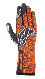 Alpinestars Tech-1 K Race V2 Vertical handschoenen, karting racinghandschoenen, fluo oranje en zwart, met een complex zwart doolhofachtig geometrisch patroon, wit Alpinestars-logo op de handrug en wijsvinger, ASTARS-branding op de zijkant van de pols, lichtgewicht ademend mesh-ontwerp