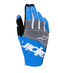 Alpinestars 2025 Techstar handschoenen, motorcross handschoenen, blauw en grijs met witte en zwarte accenten, voorzien van een wit sterlogo op het knokkelpaneel, opvallende witte branding over de bovenhand en een geribbelde textielconstructie voor off-road racen.