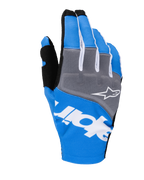 Alpinestars 2025 Techstar handschoenen, motorcross handschoenen, blauw en grijs met witte en zwarte accenten, voorzien van een wit sterlogo op het knokkelpaneel, opvallende witte branding over de bovenhand en een geribbelde textielconstructie voor off-road racen.