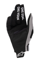 Gants Alpinestars Radar Pro 2025, gants de motocross, noirs avec accents gris, vue de la paume avec l'inscription « ONE GOAL ONE VISION » sur les doigts, en daim synthétique, design minimaliste pour la performance tout-terrain
