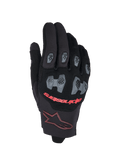 Alpinestars 2026 Pro-Dura handschoenen, motorcross- en endurohandschoenen, zwart en felrood, met grijze TPR-knokkel- en vingerbeschermers met een hexagonaal patroon, ademende mesh-bovenzijde, rode Alpinestars-tekst en een bordeauxrood sterlogo op de manchet