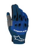 Gants Alpinestars Pro-Dura 2026, gants de motocross et d'enduro, bleu marine, bleu éclatant et blanc, dotés de protège-articulations en TPR en deux parties, construction multi-panneaux extensible, logo Alpinestars blanc sur le poignet et marquage sur le revers, design technique tout-terrain