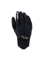 Alpinestars Tracker handschoenen, motorhandschoenen, zwart, achteraanzicht met stretch textielconstructie, geperforeerde leren details op de vingers en pols, witte branding op de wijsvinger, Alpinestars-logo met 1963 op de rug, gewatteerde knokkelzone, kort manchet urban ontwerp