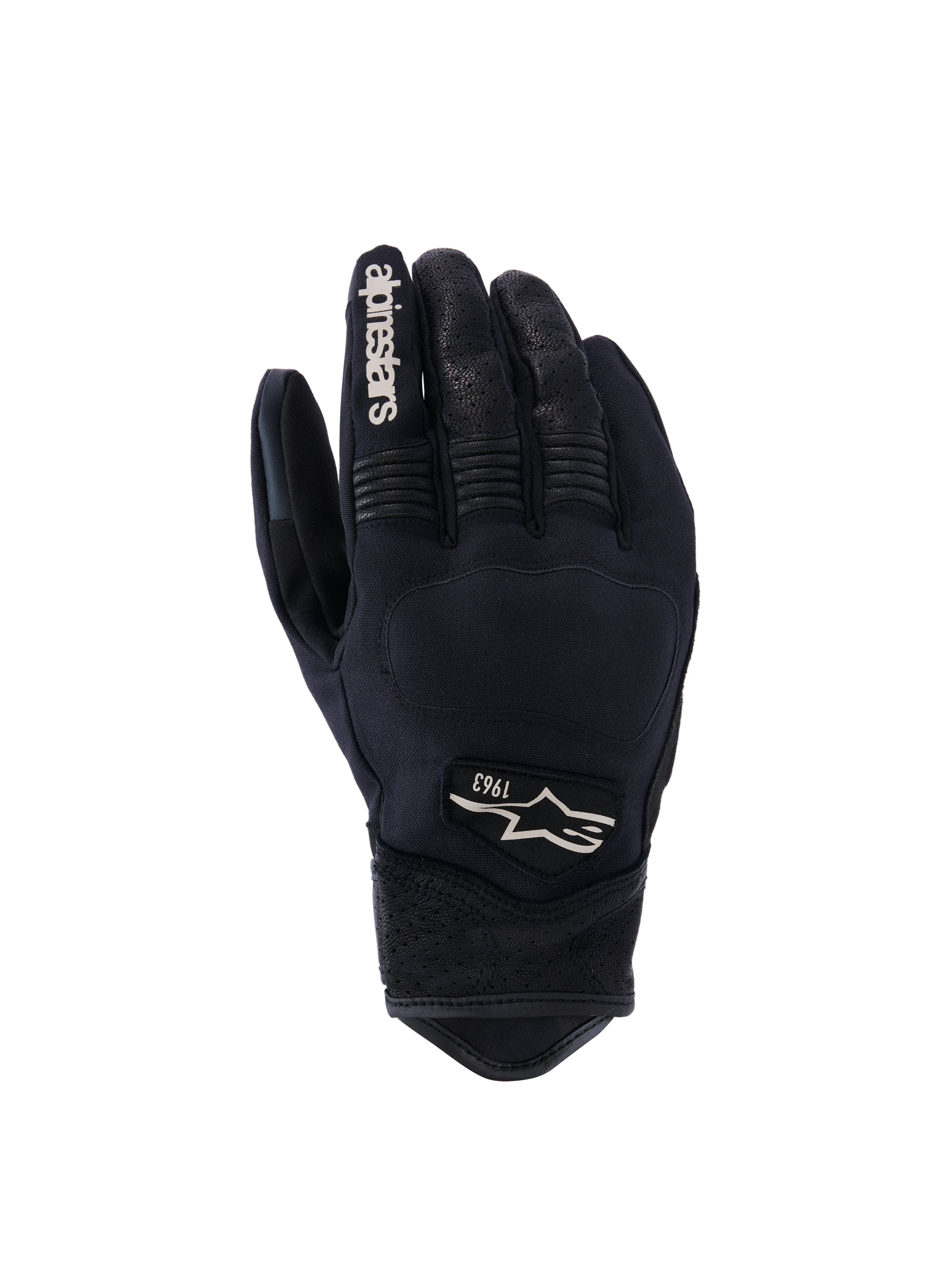 Alpinestars Tracker handschoenen, motorhandschoenen, zwart, achteraanzicht met stretch textielconstructie, geperforeerde leren details op de vingers en pols, witte branding op de wijsvinger, Alpinestars-logo met 1963 op de rug, gewatteerde knokkelzone, kort manchet urban ontwerp