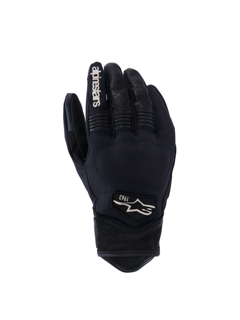 Alpinestars Tracker handschoenen, motorhandschoenen, zwart met witte branding, gedetailleerde stiksels, versterkte knokkelsbescherming, geribbelde vingers voor flexibiliteit, gestructureerd polsgebied, 1963 logo op handrug, strak passend ontwerp