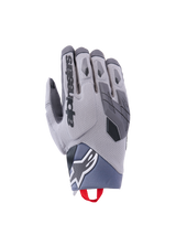 Alpinestars Durack Gloves, gants de moto tout-terrain, gris avec accents noirs, construction textile texturée, logo noir sur l'index, zone de paume renforcée, languette rouge au poignet, design moderne pour protection et adhérence