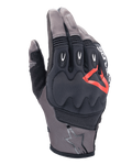 Alpinestars Techdura handschoenen, motorhandschoenen, Falcon Brown en zwart met rood accent, gewatteerde knokkelbescherming, ademend mesh en stretchstof, beschermende vinger-inzetstukken, sterlogo op de manchet
