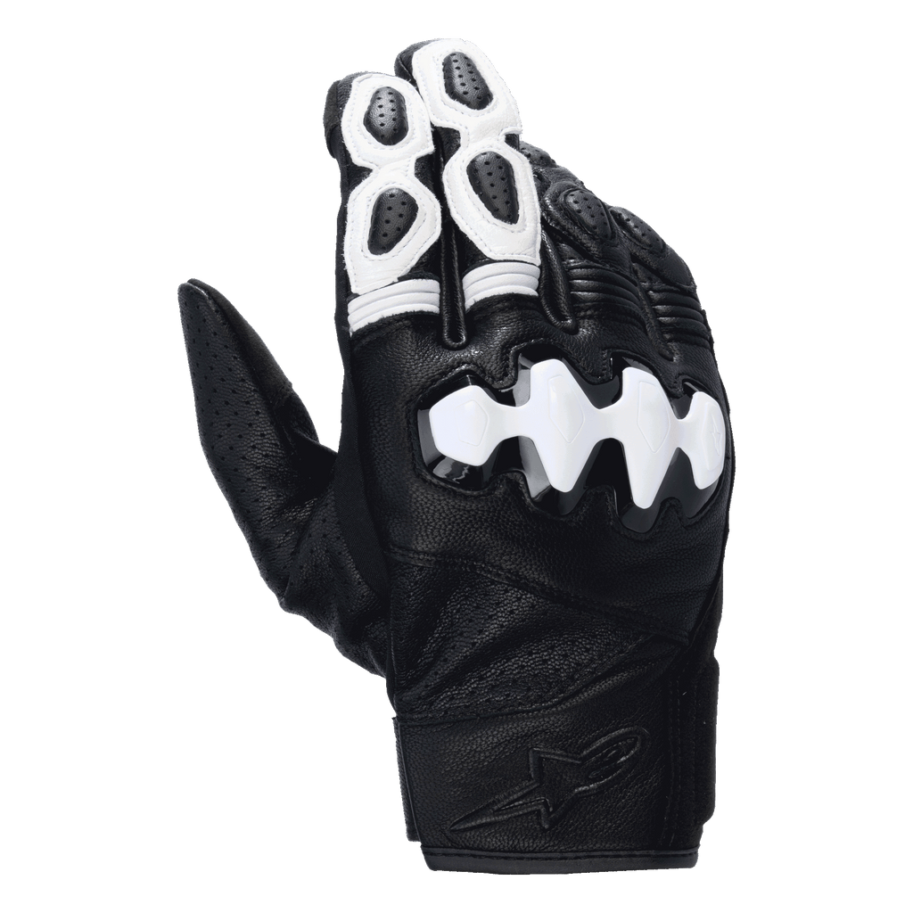 Alpinestars Celer V3 handschoenen, motorhandschoenen met korte manchet, zwart en wit, met een witte gesegmenteerde harde knokkelbeschermer, geperforeerd geitenleer en witte accenten op de vingers met een logo in reliëf op de pols