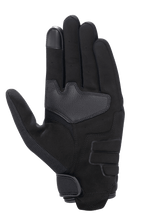 Alpinestars Honda Copper handschoen, zwart, handpalmweergave van een stedelijke motorhandschoen met synthetisch suède constructie, versterkt handpalmgebied, touchscreen-compatibele vingertop en klittenbandsluiting bij de pols.