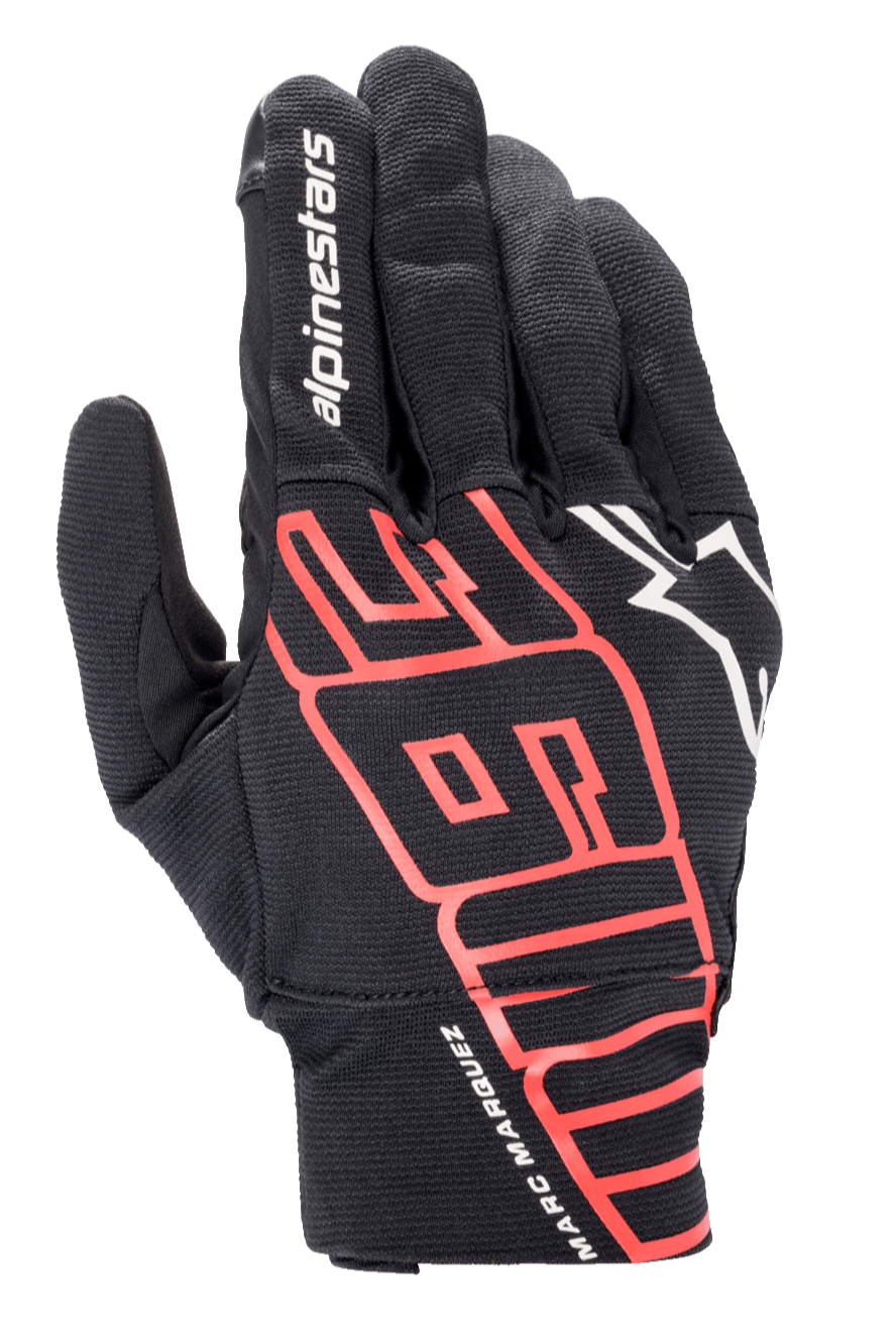 Gant Alpinestars Aragon, gant de moto urbain, noir et rouge vif, doté de grands graphismes MM93 stylisés et de la signature de Marc Marquez au poignet, logo Alpinestars blanc, construction en textile extensible pour une légèreté et une respirabilité optimales.