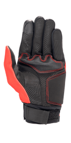 Gant Alpinestars Aragon en rouge vif et noir, vue de la paume montrant la construction en daim synthétique, surpiqûres rouges contrastées, tampon thermique à motif de labyrinthe sur les doigts et la paume, et sangle de poignet en sangle noire.