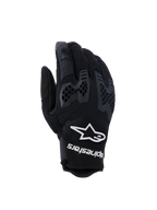 Alpinestars Manti Air motorhandschoenen, motorfietshandschoenen, zwart, voorzien van ademend mesh en getextureerde honingraat knokkelbescherming, wit Alpinestars logo en tekst op de pols, lichtgewicht ontwerp voor zomerse avontuurlijke ritten