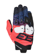 Alpinestars MM93 Spx 1, gants de moto racing, rouges, bleus et noirs, avec protections blanches sur les articulations, graphisme 93 Marc Marquez proéminent, textile texturé avec curseurs de doigts noirs, design racing sportif avec marquage Alpinestars au poignet