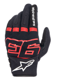 Gants Alpinestars MM93 Losail V2, noir avec rouge fluo, avec graphisme Marc Marquez 93, logo Alpinestars blanc, dos en mesh respirant, panneaux en accordéon sur les doigts pour la flexibilité, style racing moto urbain
