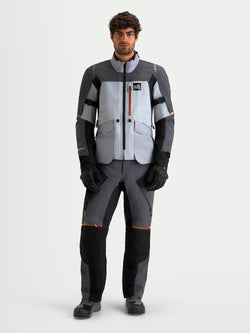 Alpinestars St-7 V2 2L Gore-Tex Jacke, Herren-Adventure-Motorradjacke in Mittelgrau, Dunkelgrau und Schwarz, mit GORE-TEX-Wasserdichtigkeit und CE-zertifiziertem Schutz, getragen von einem Model