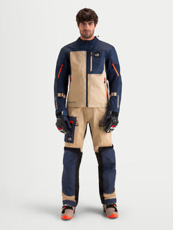 Alpinestars Arenis Gore-Tex gear set, heren adventure-touringmotoruitrusting in nachtblauw en aluminiumkleur, vooraanzicht op model met bijpassende technische motorkleding en handschoenen