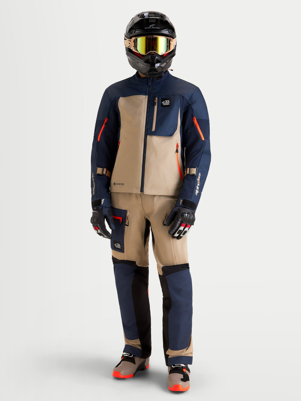 Alpinestars Arenis Gore-Tex® Gear Set, tenue complète de moto adventure pour homme en bleu marine et aluminium, vue studio de face d'un modèle portant la tenue assortie, un casque et des gants, construction textile GORE-TEX imperméable pour le tout-terrain
