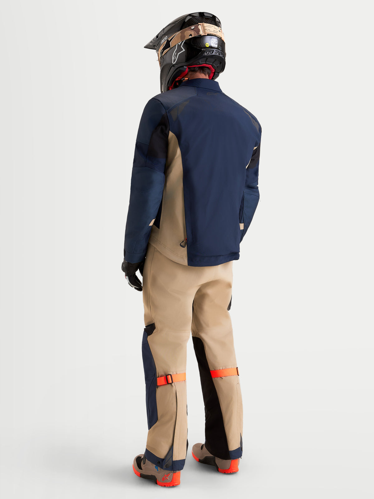 Alpinestars Tenue complète Arenis Gore-Tex, veste et pantalon de moto adventure pour homme en bleu nuit et aluminium, vue de dos sur un modèle portant l'équipement assorti et un casque, construction en textile imperméable pour le tout-terrain