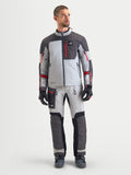 Alpinestars Arenis Gore-Tex uitrustingsset, heren adventure motorkleding in lichtgrijs, donkergrijs en rood, vooraanzicht op model met waterdichte toeruitrusting