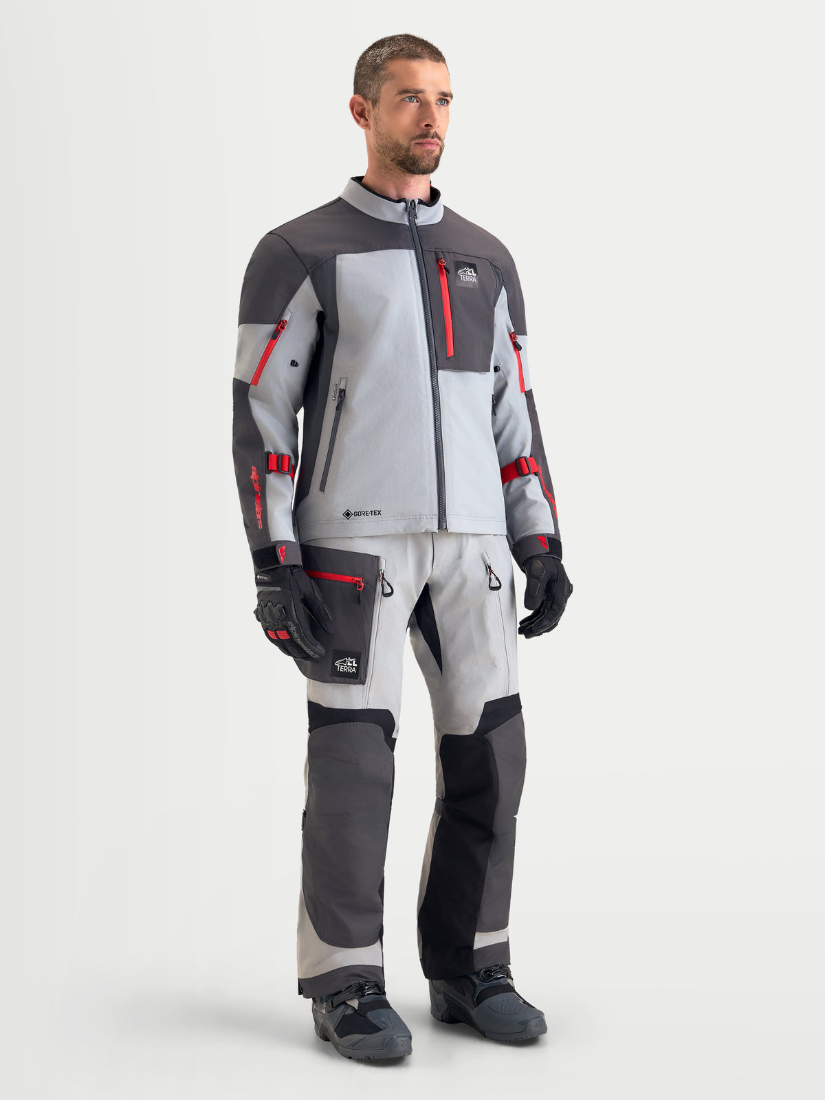 Alpinestars Arenis Gore-Tex jas, avontuurlijke toer-motorjas voor heren in midden grijs, donkergrijs en zwart, gedragen door een mannelijk model die de waterdichte textielconstructie toont