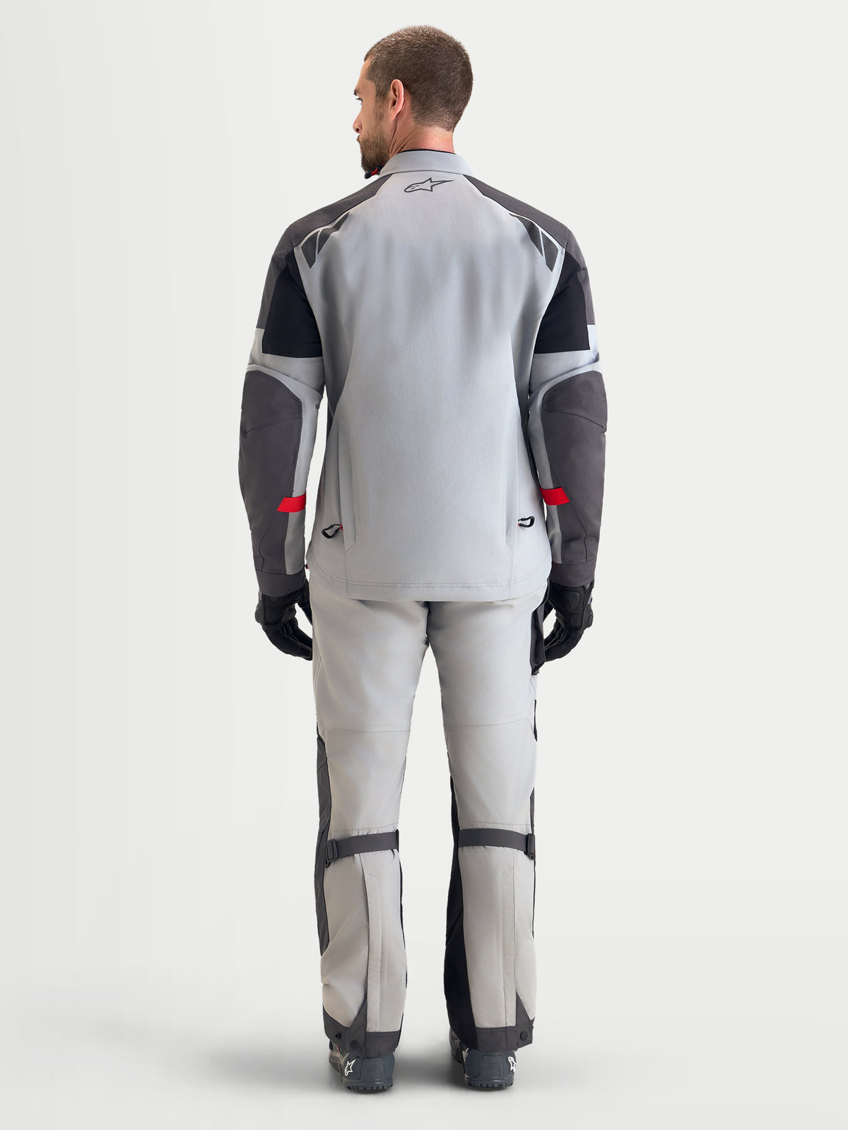 Alpinestars Arenis Gore-Tex jas, heren adventure-motorjas in middengrijs, donkergrijs en zwart, achteraanzicht dat de waterdichte textielconstructie en geïntegreerde ventilatieopeningen aan de achterzijde toont