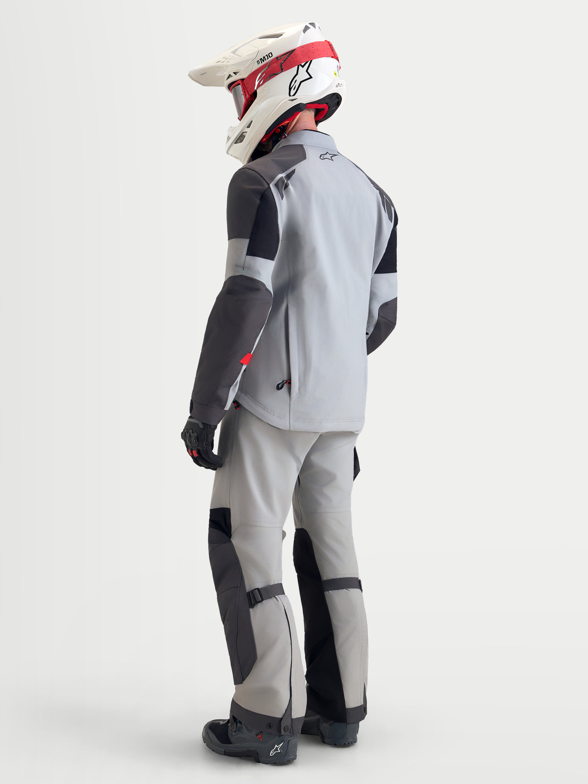 Alpinestars Arenis Gore-Tex jas, adventure touring motorjas voor heren in middengrijs, donkergrijs en zwart, achteraanzicht waarop de waterdichte textielconstructie en bijpassende broek te zien zijn