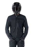 Alpinestars St-7 Prime GORE-TEX Jacke, schwarze Motorrad-Tourenjacke, wasserdicht und atmungsaktiv, Frontreißverschluss, mehrere Taschen, getragen mit passendem Helm und Handschuhen, erstklassiger Schutz für Fahrten bei jedem Wetter