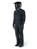 Motorradfahrer in der Alpinestars St-7 Prime GORE-TEX Jacke in Schwarz, abgestimmtes Adventure-Touring-Outfit mit passender schwarzer Hose, schwarzem Helm mit Brille und Handschuhen, schlankes und funktionales Design für Allwetter-Performance.