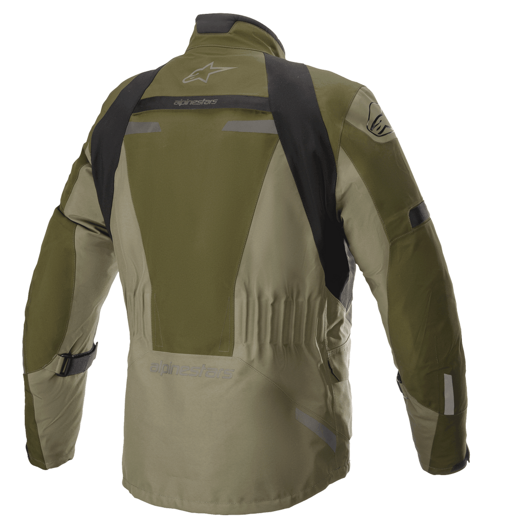 Veste Alpinestars Altamira GORE-TEX, Forest Military Green, vue arrière d'une veste de moto technique de touring avec empiècements noirs aux épaules, taille élastiquée et logo Alpinestars, détails réfléchissants et construction textile durable.