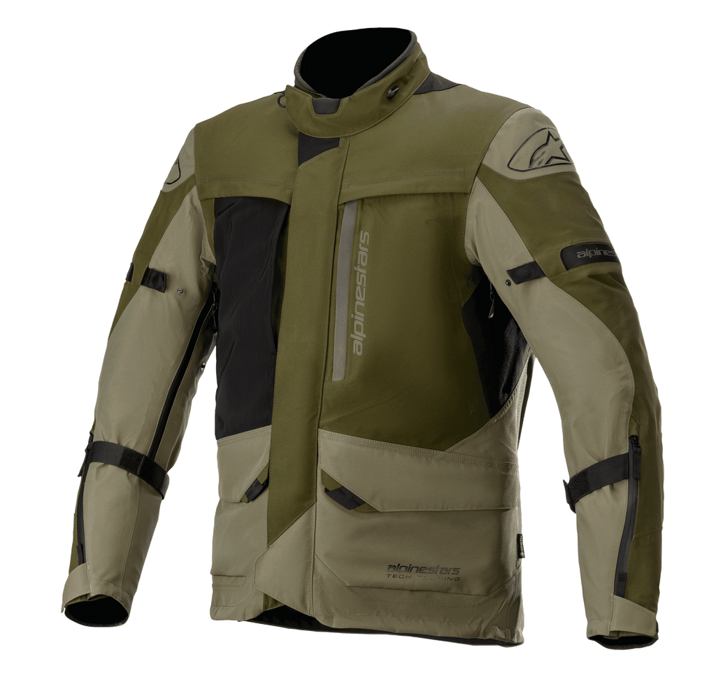 Veste Alpinestars Altamira GORE-TEX, veste de moto touring, vert militaire forêt et olive avec accents noirs, multiples poches utilitaires frontales et fermetures éclair, sangles de réglage aux bras, col haut, construction technique imperméable pour la conduite aventure