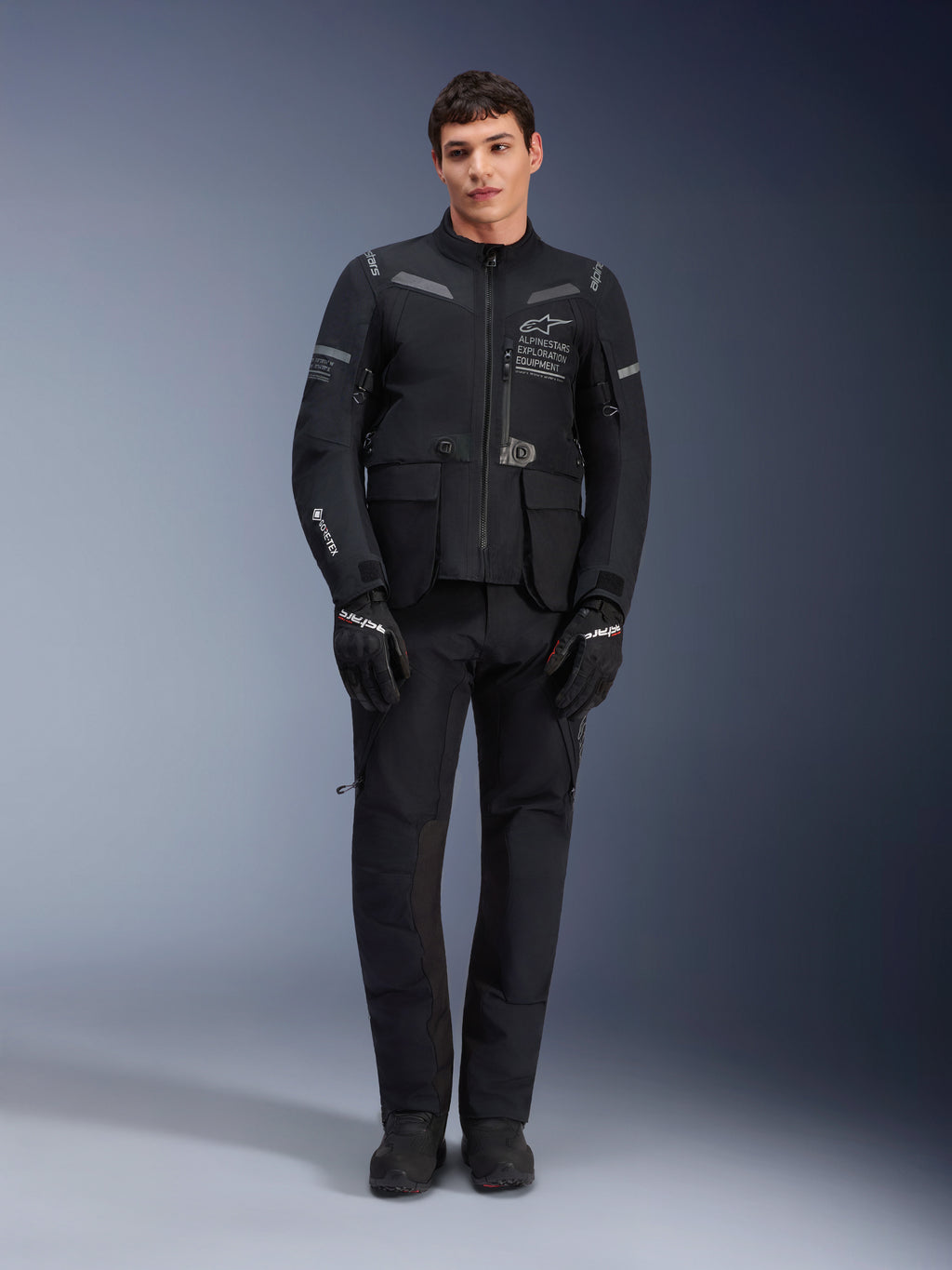 Alpinestars ST-7 2L GORE-TEX broek, zwarte motortouring broek, waterdicht en ademend, volledig zicht op het lichaam gedragen met bijpassende jas, hoogwaardige technische constructie voor adventure rijden