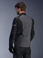 Alpinestars ST-7 2L GORE-TEX Jas, motorjas, donkergrijs, zwart en donkerkhaki, achteraanzicht met groot grijs rugpaneel met subtiele branding, zwarte mouwen met goudkleurige khaki accenten, avontuurlijk waterdicht textielontwerp